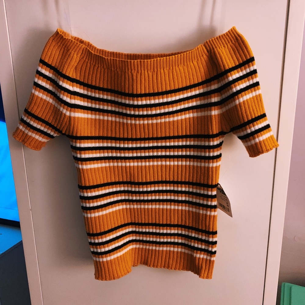 ⭐️NWT Off The Shoulder Top⭐️